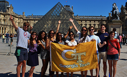 Picture of a student group in front of the Louvre